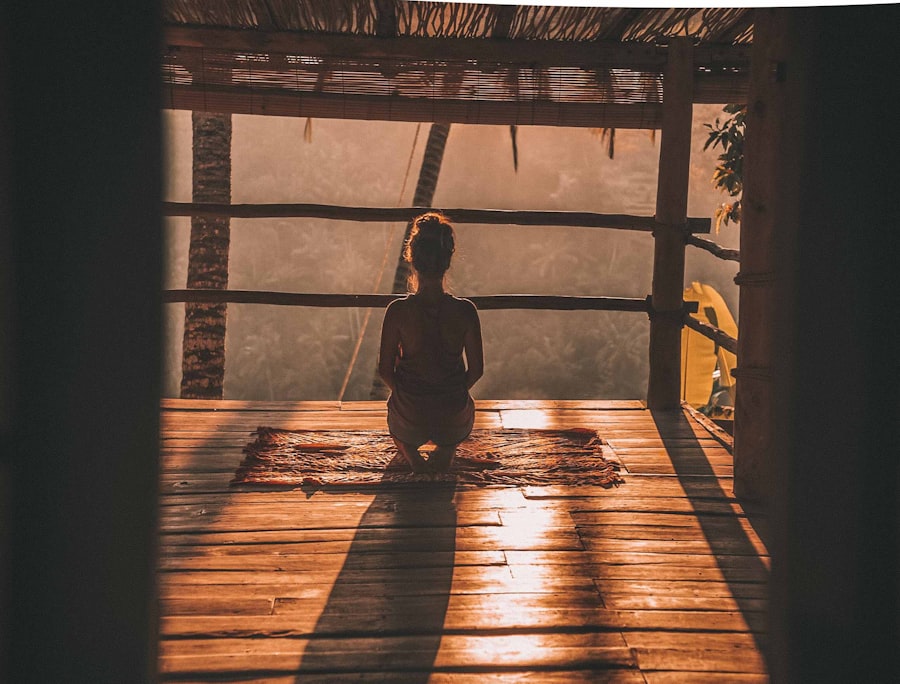 Mujer meditando en un paisaje sereno.