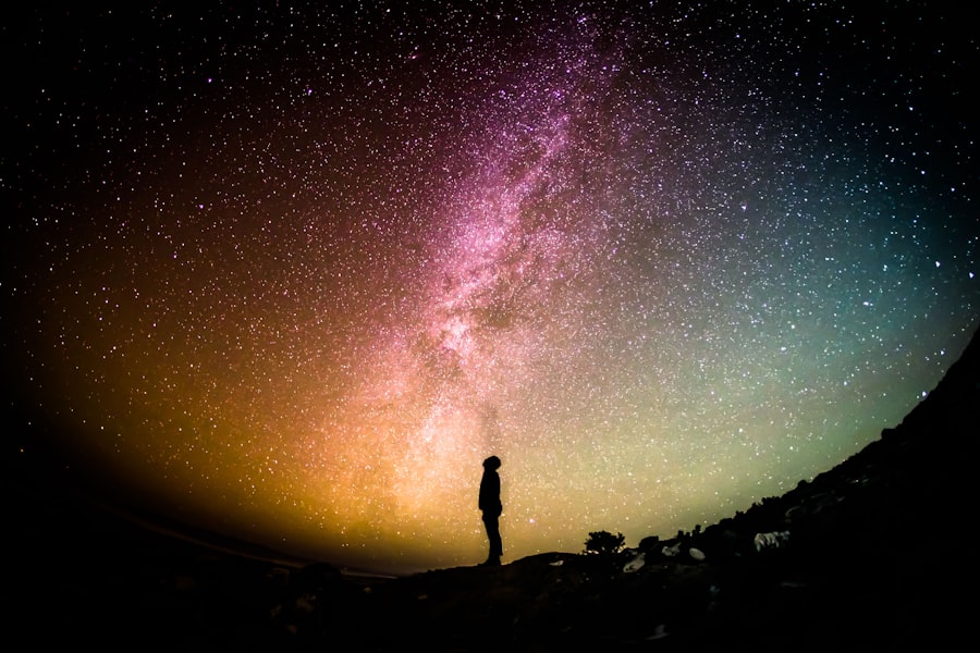 Persona bajo un cielo estrellado